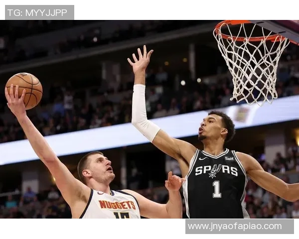 马刺勇士首场常规赛激战回顾双方明星球员表现分析与赛果预测